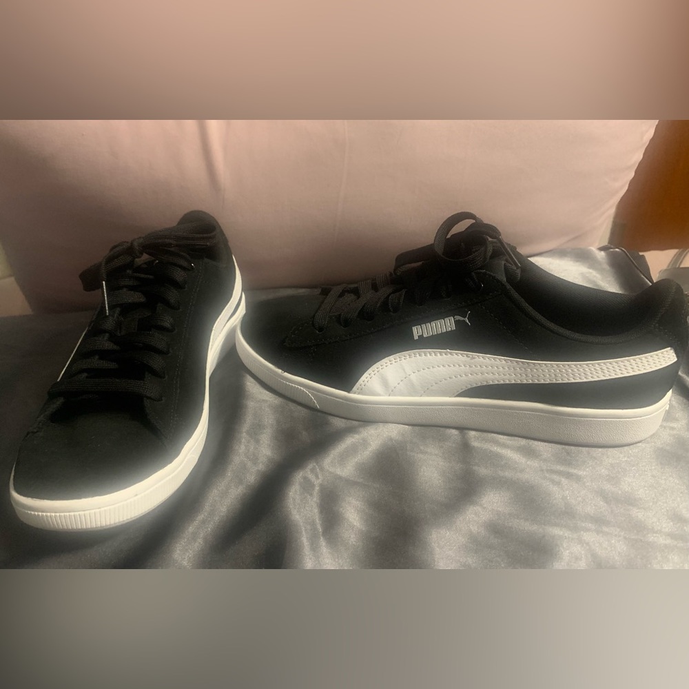 Puma suede classics. Woman 6.5. Run large more like 7.5